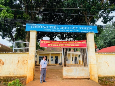 Hiệu trưởng tới thăm cô thầy và trò tại các điểm trường