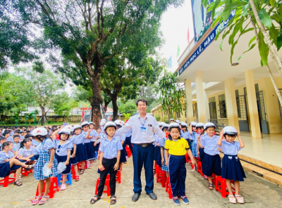 Hình ảnh tại buổi lễ trao tặng mũ bảo hiểm cho học sinh lớp 1 năm học 2025–2026 tại Trường Tiểu học Lộc Thiện