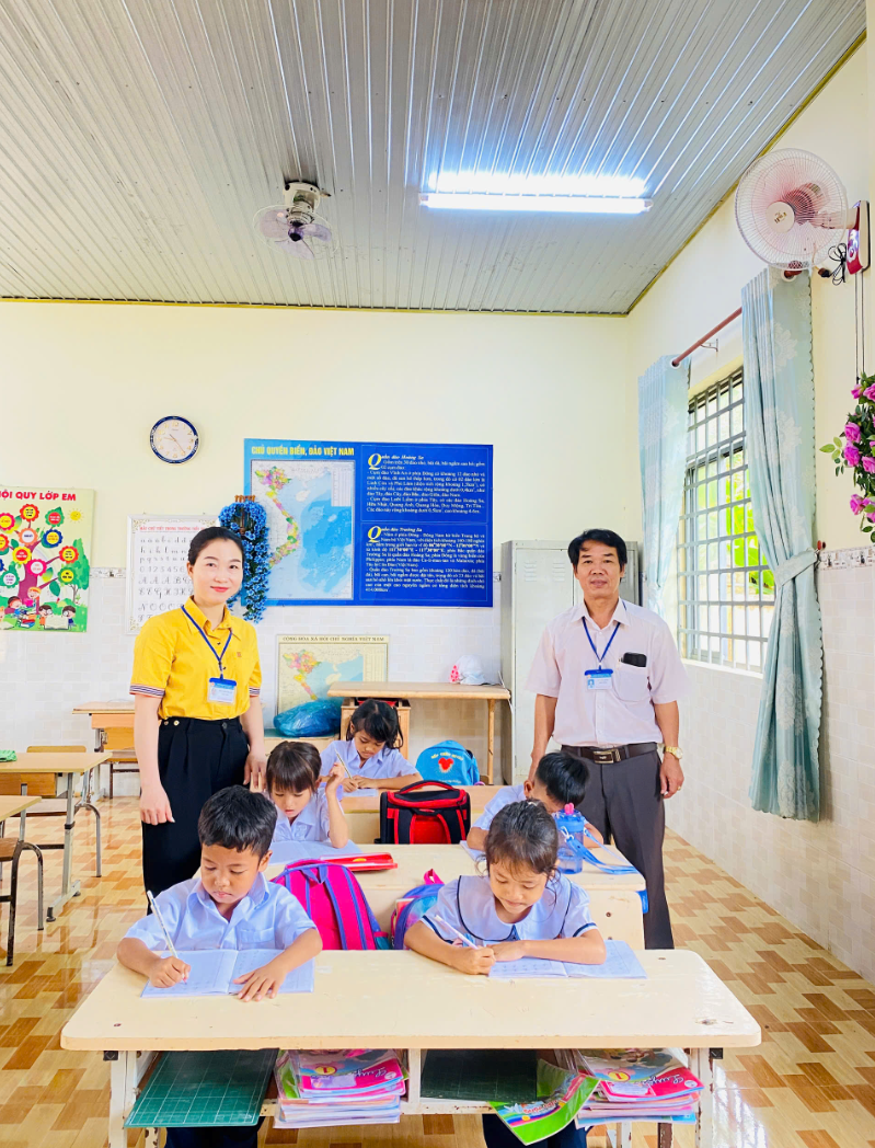 Hiệu trưởng cùng với giáo viên,học sinh TCTV tại điểm trường ấp Vườn Bưởi