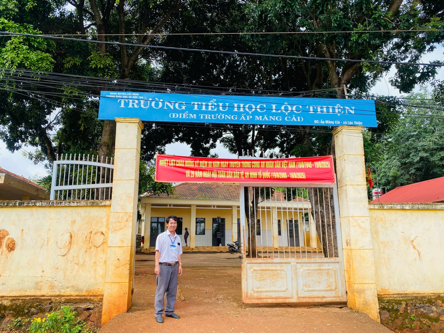 Hiệu trưởng tới thăm cô thầy và trò tại các điểm trường