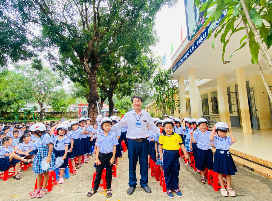 Hình ảnh tại buổi lễ trao tặng mũ bảo hiểm cho học sinh lớp 1 năm học 2025–2026 tại Trường Tiểu học Lộc Thiện