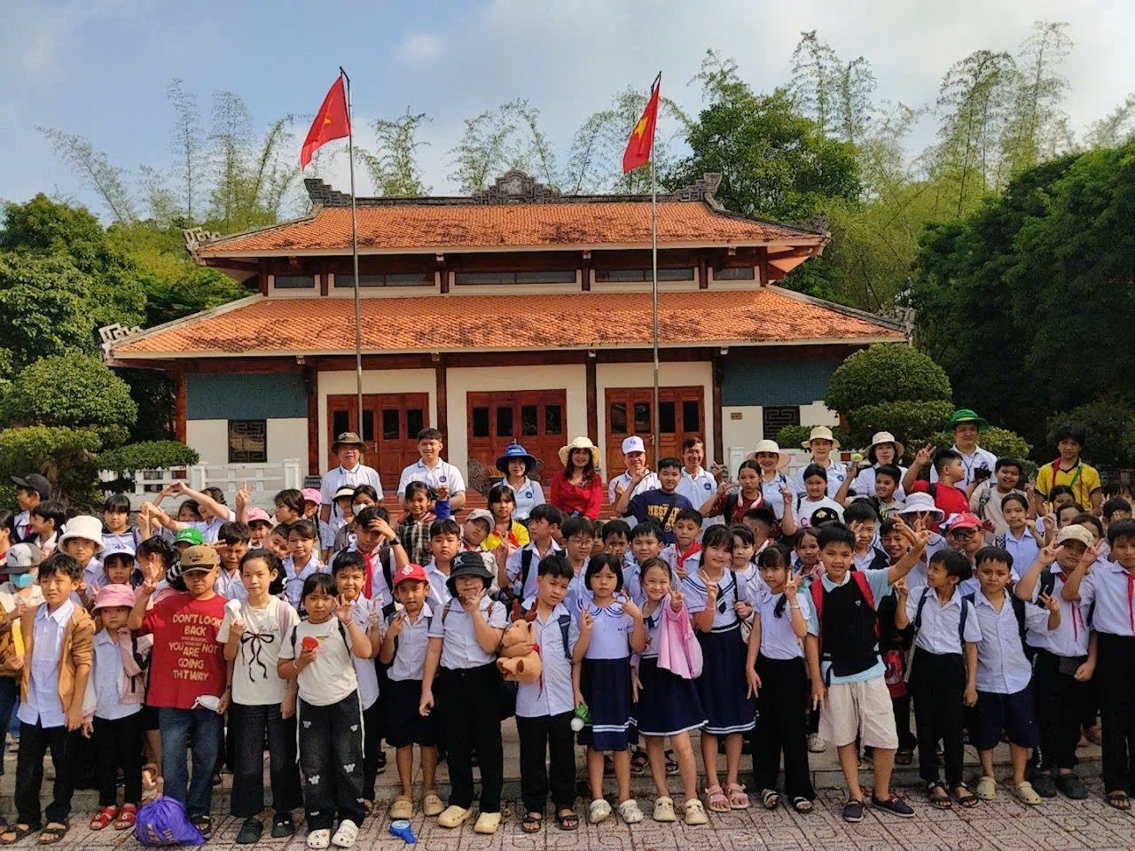 TRƯỜNG TIỂU HỌC LỘC THIỆN  TỔ CHỨC CHUYẾN DU KHẢO VỀ NGUỒN  TẠI KHU DI TÍCH LỊCH SỬ TÀ THIẾT VÀ CHÙA SÓC LỚN